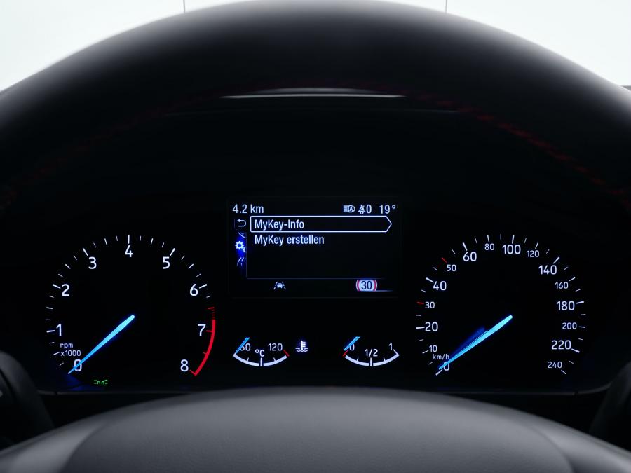 Панель приборов Ford Focus ST-Line 2018 года  (WW) (фото 2 из 42)